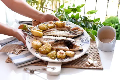 Dorada a la espalda con patatitas portuguesas