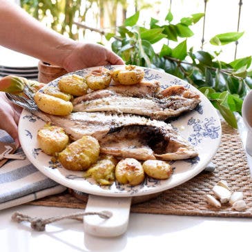 Dorada a la espalda con patatas