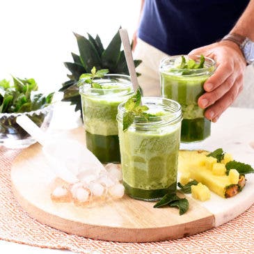 Zumo de piña y espinacas, refrescante