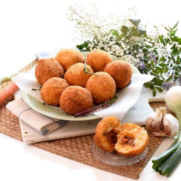 Croquetas de arroz rellenas de carne y queso, Arancini