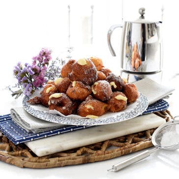 Buñuelos de viento rellenos de crema