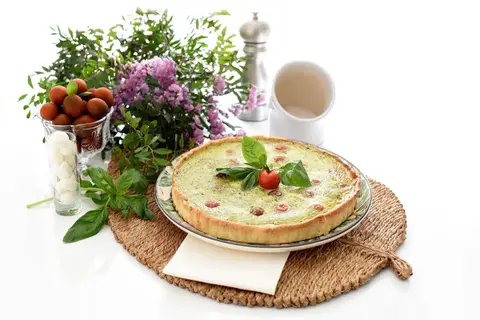 Quiche de pesto con tomate y mozzarella