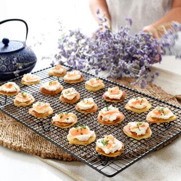 Blinis con eneldo y salmón