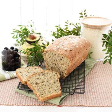 Pan de aceitunas negras con cebolla y tomillo