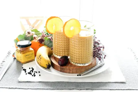 Smoothie de pl&aacute;tano y naranja con c&uacute;rcuma