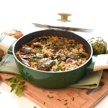 Arroz con alcachofas en olla