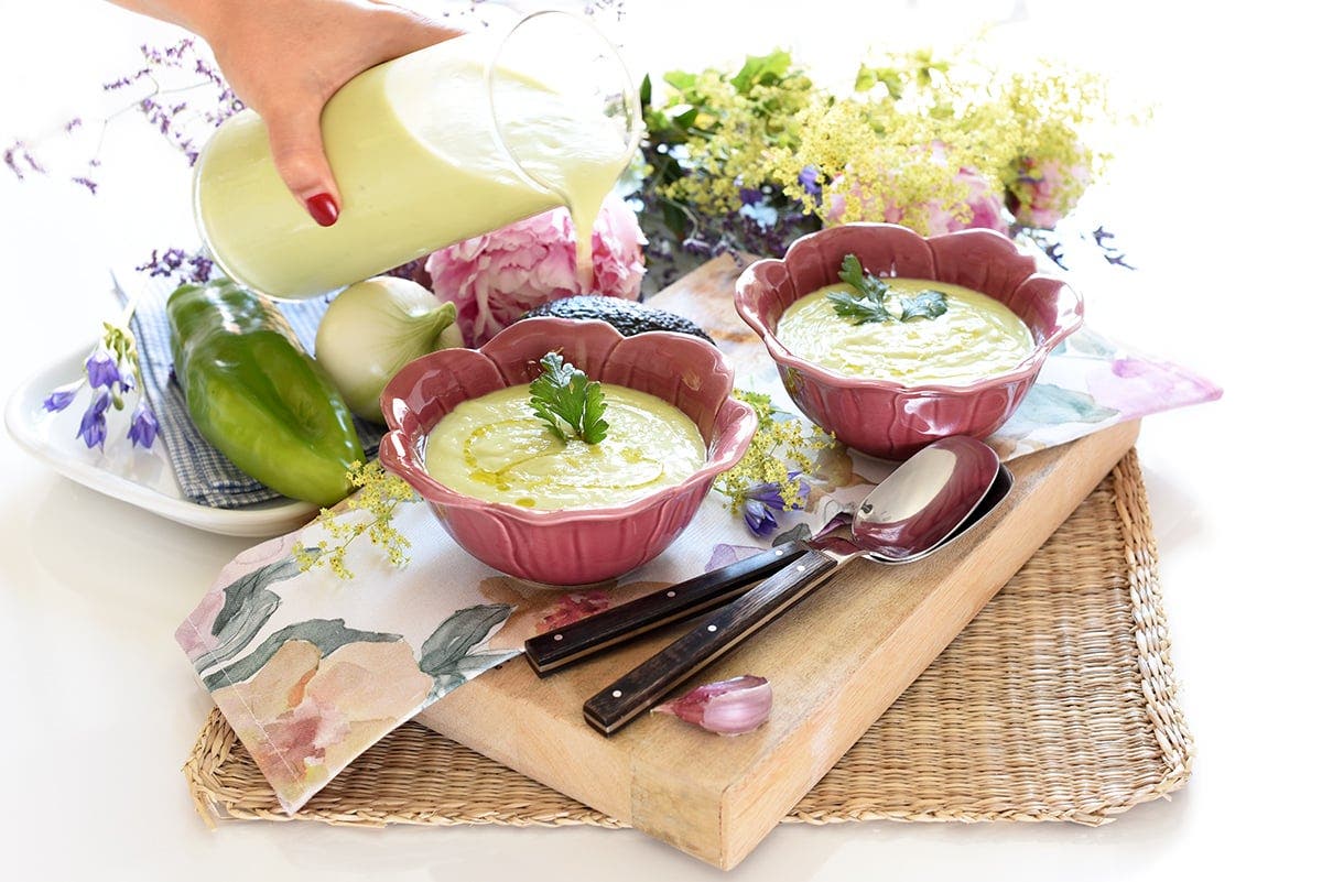 Ingredientes de la crema fría de aguacate para 4 porciones